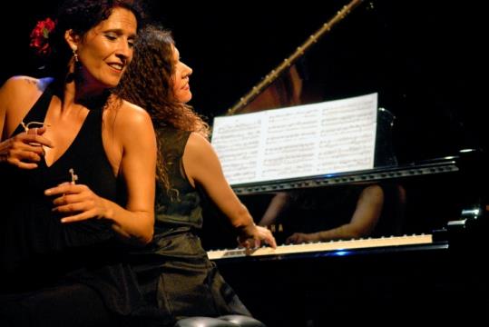 Les Percussions Grans i Petites: tecles i castanyoles. Belén Cabanes i Marina Rodriguez Brià