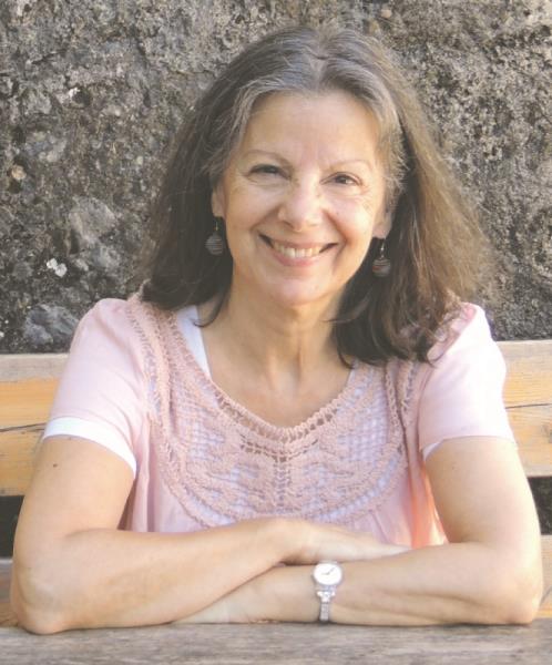 Teresa Costa-Gramunt  presenta el llibre de poesia Mans, còdols, el cel   