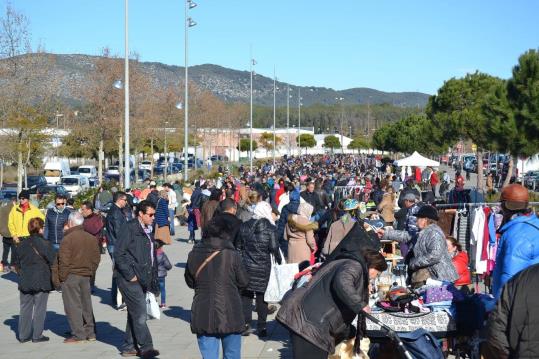 Mercat de segona mà i diada castellera a Les Roquetes