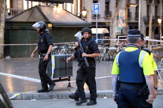 Agents armats a la part superior de les Rambles de Barcelona, el 17 d'agost de 2017 . ACN