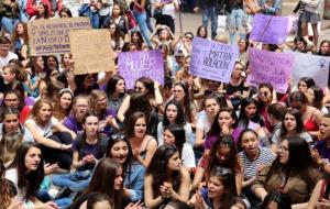 Algunes de les manifestants assegudes a la plaça Paeria de Lleida. Imatge del 10 de maig del 2018. ACN