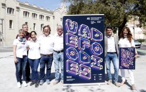 Alguns dels integrants de l'associació Vadefoodies amb l'alcalde d'Igualada, Marc Castells, durant la presentació del festival. ACN