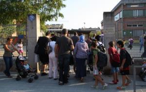 Alumnes de l'escola Ramon Castelltort d'Igualada entrant al centre aquest dilluns al matí. ACN