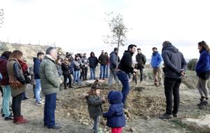 Amics i familiars reten homenatge a Pau Pérez, víctima de l'atemptat a les Rambles, amb una plantada d'oliveres. ACN