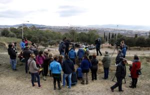 Amics i familiars reten homenatge a Pau Pérez, víctima de l'atemptat a les Rambles, amb una plantada d'oliveres