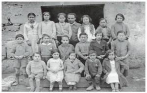 Antoni Benaiges i els seus alumnes a la porta de l'escola al 1936. Eix