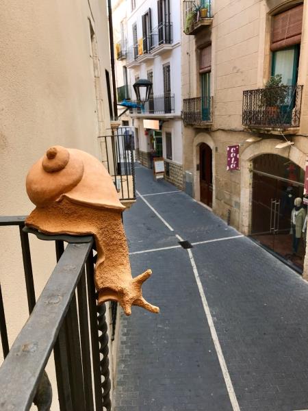 Apareix un cargol a la barana de la Biblioteca Terra Baixa del Vendrell. Ajuntament del Vendrell