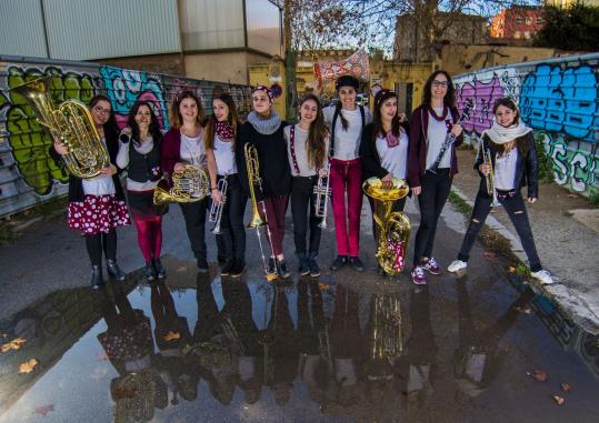 Balkan Paradise Orchestra, una formació jove de música balcànica integrada per deu noies. EIX