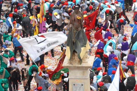 Bandera de La Unió Vilanovina en plena batalla a les Comparses. Carles Castro