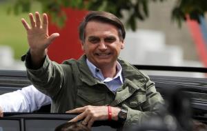 Bolsonaro saludant a la sortida del col·legi electoral durant les eleccions al Brasil. ACN 