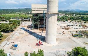 Bombers fan pràctiques de rescat urbà industrial a l'antiga central tèrmica de Cubelles