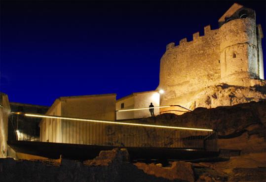 Calafell prepara una nova il·luminació per al Castell de la Santa Creu. Ajuntament de Calafell