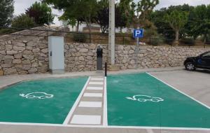 Canyelles instal·la la primera estació de recàrrega per a vehicles elèctrics. Ajuntament de Canyelles