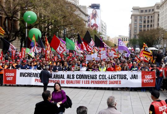 Capçalera de la manifestació d'UGT i CCOO per l'1 de maig, a la seva entrada a l'Avinguda de la Catedral, aquest dilluns 1 de maig. ACN