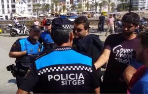 Captura del video que enregistrava el periodista del Nació Digital Aleix Ramírez quan la Policia Local de Sitges li va prendre el telèfon mòbil. ACN