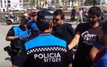 Captura del video que enregistrava el periodista del Nació Digital Aleix Ramírez quan la Policia Local de Sitges li va prendre el telèfon mòbil. ACN
