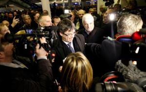 Carles Puigdemont, a l'aeroport de Copenhaguen, enkig de la premsa, acabat d'aterrar per assistir a un debat sobre Catalunya, el 22 de gener de 2018. 
