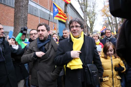 Carles Puigdemont i Toni Comín arriben al Parc del Cinquantenari de Brussel·les per la manifestació 'Desperta, Europa'. ACN