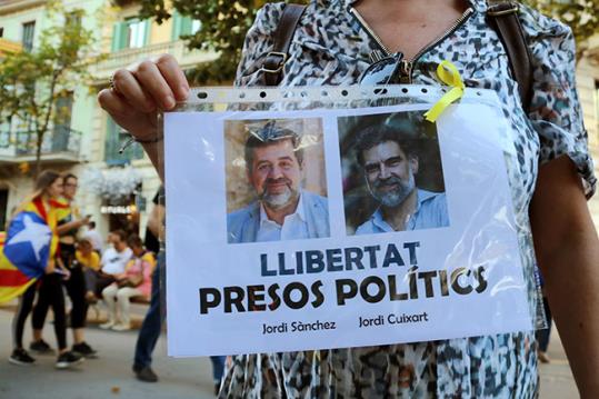 Cartell que demana la llibertat de Jordi Cuixart i Jordi Sànchez. ACN / Júlia Pérez