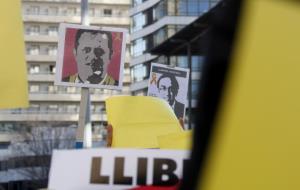 Cartells amb els rostres dels consellers destituïts Joaquim Forn i Josep Rull entre cartolines grogues en la protesta dels treballadors del Departamen