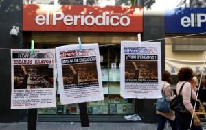 Cartells de protesta de la plantilla d'El Periódico i el diari 'Sport', a les portes de la redacció de Barcelona, el dimarts 16 de maig . ACN