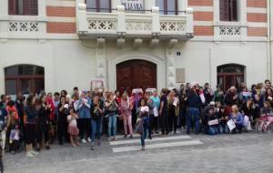 Centenars de persones es concentren a Ribes en rebuig a la sentència de 'La Manada'