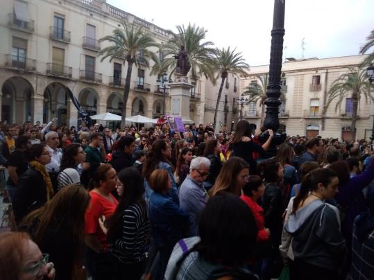 Centenars de persones es concentren a Vilanova i la Geltrú en rebuig a la sentència de 'La Manada'. Som VNG