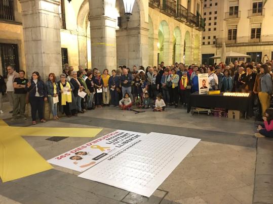 Centenars de persones es mobilitzen a Vilanova pel primer aniversari de l'empresonament dels Jordis. Òmnium 