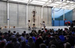 Centenars d'escolars d'Igualada observen amb atenció l'espectacle 'No/More' a La Mostra. ACN