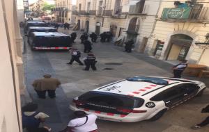 Comença el desnonament de l'edifici ocupat de la plaça de la Vila de Vilanova