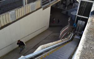 Comença el muntatge de les escales mecàniques del pas soterrat del carrer de l'Hort Gran, a Sitges. Ajuntament de Sitges