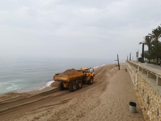 Comencen els treballs de reposició de sorra a les platges del Vendrell. Ajuntament del Vendrell