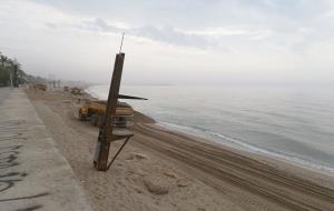 Comencen els treballs de reposició de sorra a les platges del Vendrell