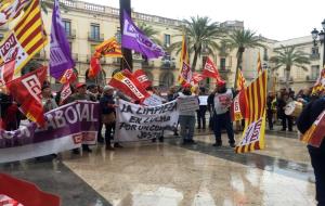 Concentració a la plaça de la Vila de Vilanova amb motiu del Dia Internacional de la Dona