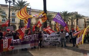 Concentració a la plaça de la Vila de Vilanova amb motiu del Dia Internacional de la Dona