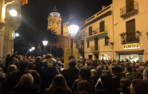 Concentració multitudinària a les portes de l'Ajuntament de Sitges contra els empresonaments de Turull i la resta de polítics