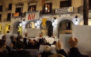 Concentració multitudinària a les portes de l'Ajuntament de Vilanova contra els empresonaments de Turull i la resta de polítics