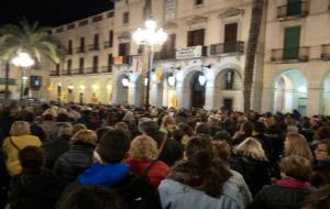 Concentració multitudinària a les portes de l'Ajuntament de Vilanova contra els empresonaments de Turull i la resta de polítics