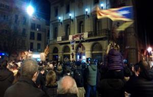 Concentració multitudinària a les portes de l'Ajuntament d'Igualada contra els empresonaments de Turull i la resta de polítics