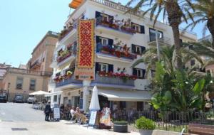 Corpus escalfa motors a Sitges amb una catifa de 7 metres en una façana. Ajuntament de Sitges