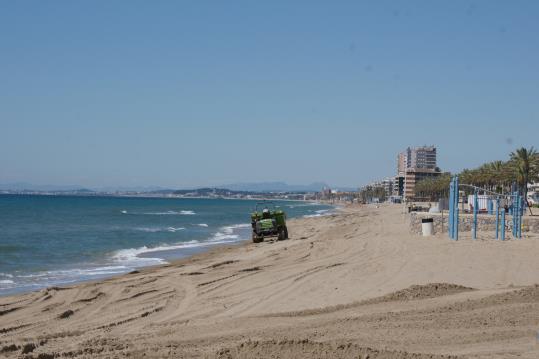 Costes comença a abocar sorra a la zona de platja de Calafell més afectada pels últims temporals. Ajuntament de Calafell