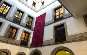 Cs denuncia coaccions de l'alcaldessa de Vilanova per tapar-li les banderes del balcó del seu despatx. Ciutadans