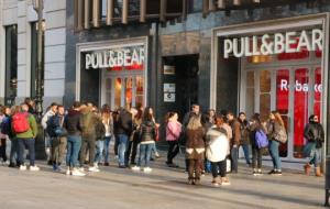 Cua de gent per entrar en una botiga de roba al Portal de l'Àngel de Barcelona, en el primer dia de rebaixes d'hivern, el 7 de gener de 2017. ACN