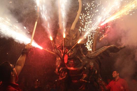 Cubelles celebra el 20è aniversari del drac Viagrot amb un correfoc històric. EIX