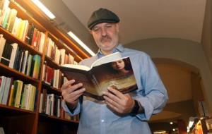 David Martí, guanyador del Premi Nèstor Luján de novel·la històrica amb 'El pirata de Cala Morisca', amb el seu llibre, el 23 d'octubre del 2018. ACN