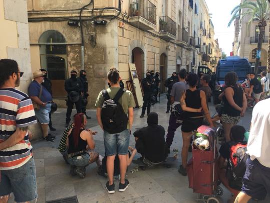 Desallotgen les tres finques ocupades a la plaça de la Vila de Vilanova i la Geltrú. EIX