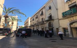 Desallotgen les tres finques ocupades a la plaça de la Vila de Vilanova i la Geltrú