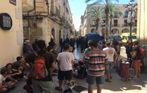 Desallotgen les tres finques ocupades a la plaça de la Vila de Vilanova i la Geltrú