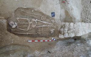 Descobreixen una necròpolis del segle XIII a les obres de Cal Pa i Figues de Vilafranca del Penedès