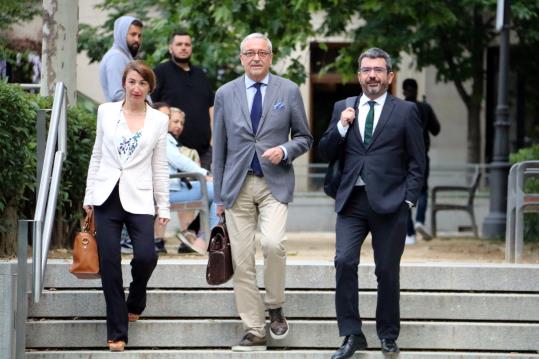 D'esquerra a dreta els lletrats Judit Gené, Xavier Melero i l'investigat Xavier Sànchez, a l'Audiència Nacional l'11 de juny de 2018. ACN